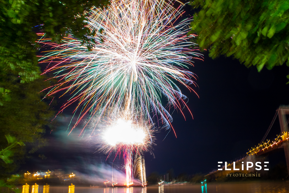 Lormont feu d'artifice pour la fête locale par Ellipse Pyrotechnie