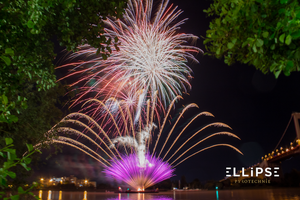 Lormont feu d'artifice pour la fête locale par Ellipse Pyrotechnie