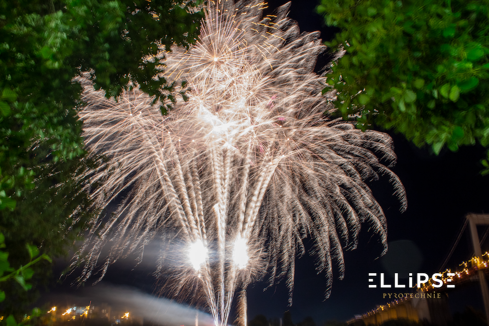 Lormont feu d'artifice pour la fête locale par Ellipse Pyrotechnie